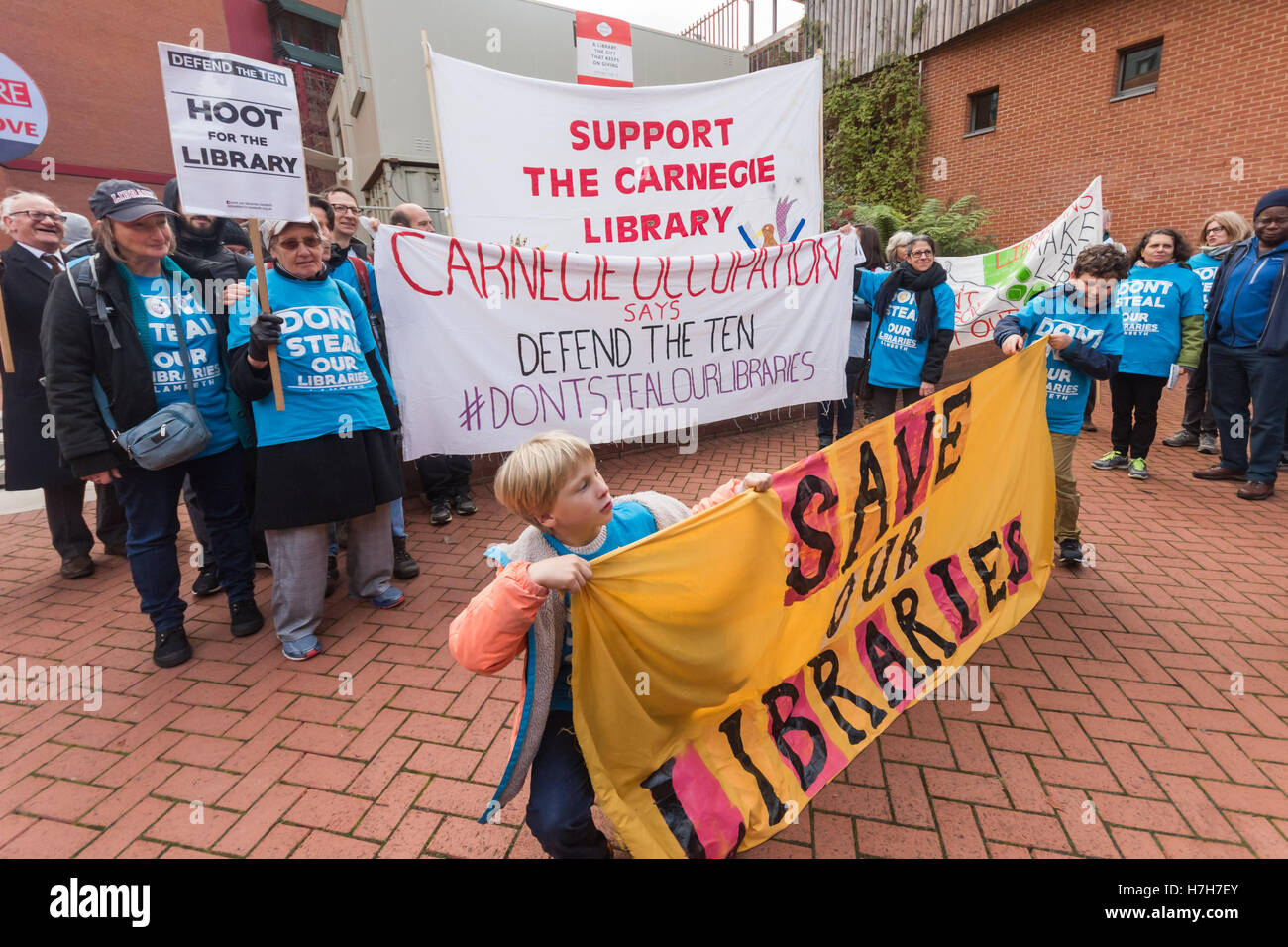 London, UK. 5. November 2016. Aktivisten aus Lewisham gegen die Schließung von 10 Bibliotheken vor den Marsch von über 2000 aus der British Library zu einer Kundgebung auf dem Trafalgar Square zur Unterstützung der öffentlichen Bibliotheken, Museen und Kunstgalerien, unter Androhung von Kürzungen der Regierung und Verschlüsse wie kommunalen Haushalte werden geschnitten. Im Vereinigten Königreich seit 2010 8.000 Bibliothek bezahlte und ausgebildete Arbeitnehmer ihren Arbeitsplatz verloren haben, 343 Bibliotheken wurden geschlossen (und anderen rund 300 Freiwilligen übergeben); und einer von fünf regionalen Museen sind zumindest teilweise geschlossen. Für diejenigen, die offen bleiben, haben viele einen Schnitt in gesehen. Stockfoto