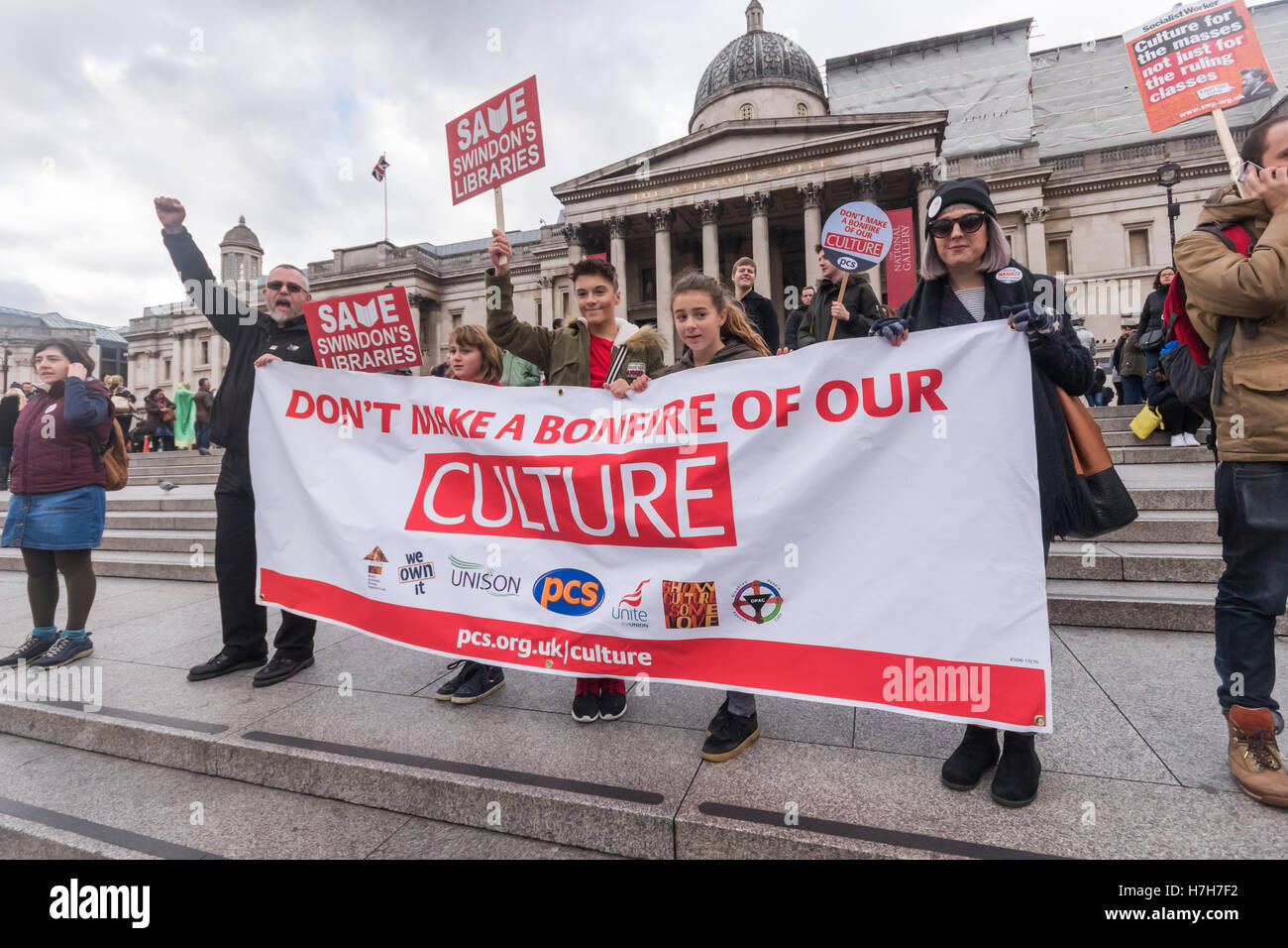 London, UK. 5. November 2016. Hauptbanner, "kein Lagerfeuer unserer Kultur auf den Stufen im Trafalgar Sqaure am Ende des Marsches von mehr als zweitausend Menschen aus der British Library zur Unterstützung der öffentlichen Bibliotheken, Museen und Kunstgalerien, unter Androhung von Regierung machen" schneidet und Verschlüsse wie kommunalen Haushalte werden geschnitten. Im Vereinigten Königreich seit 2010 8.000 Bibliothek bezahlte und ausgebildete Arbeitnehmer ihren Arbeitsplatz verloren haben, 343 Bibliotheken wurden geschlossen (und anderen rund 300 Freiwilligen übergeben); und einer von fünf regionalen Museen sind zumindest teilweise geschlossen. Für diejenigen, die offen bleiben viele h Stockfoto