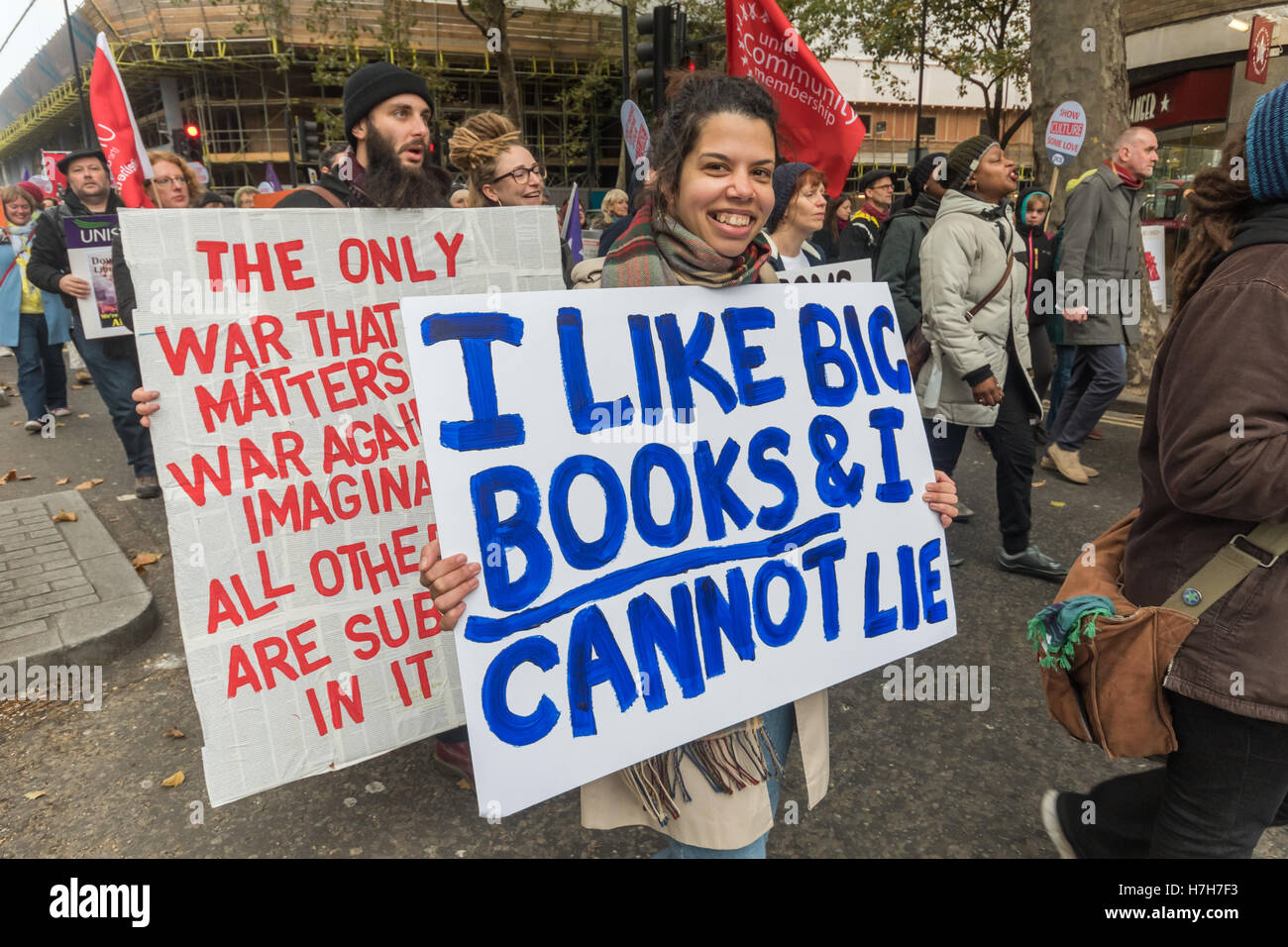 London, UK. 5. November 2016. Mehr als zweitausend Menschen marschieren aus der British Library zu einer Kundgebung auf dem Trafalgar Square zur Unterstützung der öffentlichen Bibliotheken, Museen und Kunstgalerien, unter Androhung von Kürzungen der Regierung und Verschlüsse wie kommunalen Budgets gekürzt werden. Viele hatten ihre eigenen Psoters auch auf "nicht ich wie Big Books & ich lügen" gemacht. Im Vereinigten Königreich seit 2010 8.000 Bibliothek bezahlte und ausgebildete Arbeitnehmer ihren Arbeitsplatz verloren haben, 343 Bibliotheken wurden geschlossen (und anderen rund 300 Freiwilligen übergeben); und einer von fünf regionalen Museen sind zumindest teilweise geschlossen. Für diejenigen, die bleiben offen, viele Stockfoto