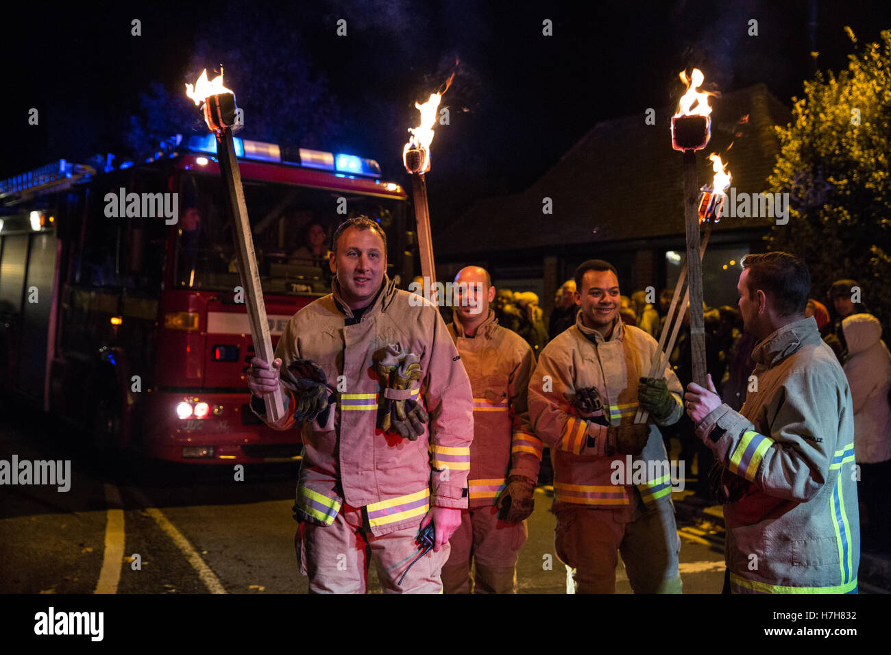 Edenbridge, UK. 5. November 2016. Feuerwehrleute, die mit brennenden Fackeln führen die Prozession für Edenbridge Feuerwerk-Spektakel. Bildnachweis: Mark Kerrison/Alamy Live-Nachrichten Stockfoto