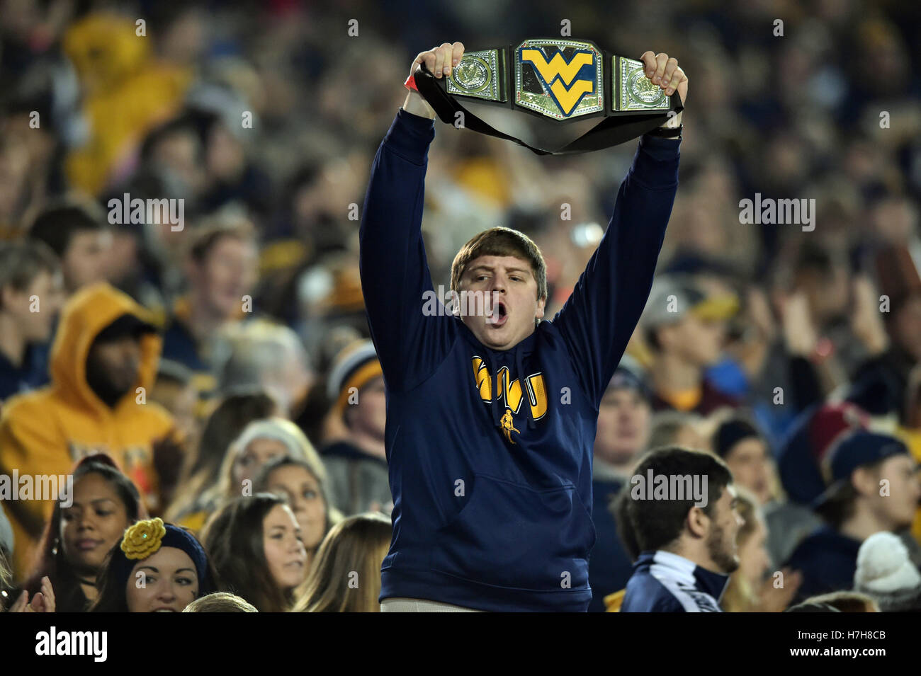 Morgantown, West Virginia, USA. 5. November 2016. WVU Fan hält einen WM-Gürtel mit einem WVU-Logo drauf während eines Spiels in Mountaineer Field in Morgantown, WV gespielt. WVU schlagen Kansas 48-21. © Ken Inness/ZUMA Draht/Alamy Live-Nachrichten Stockfoto