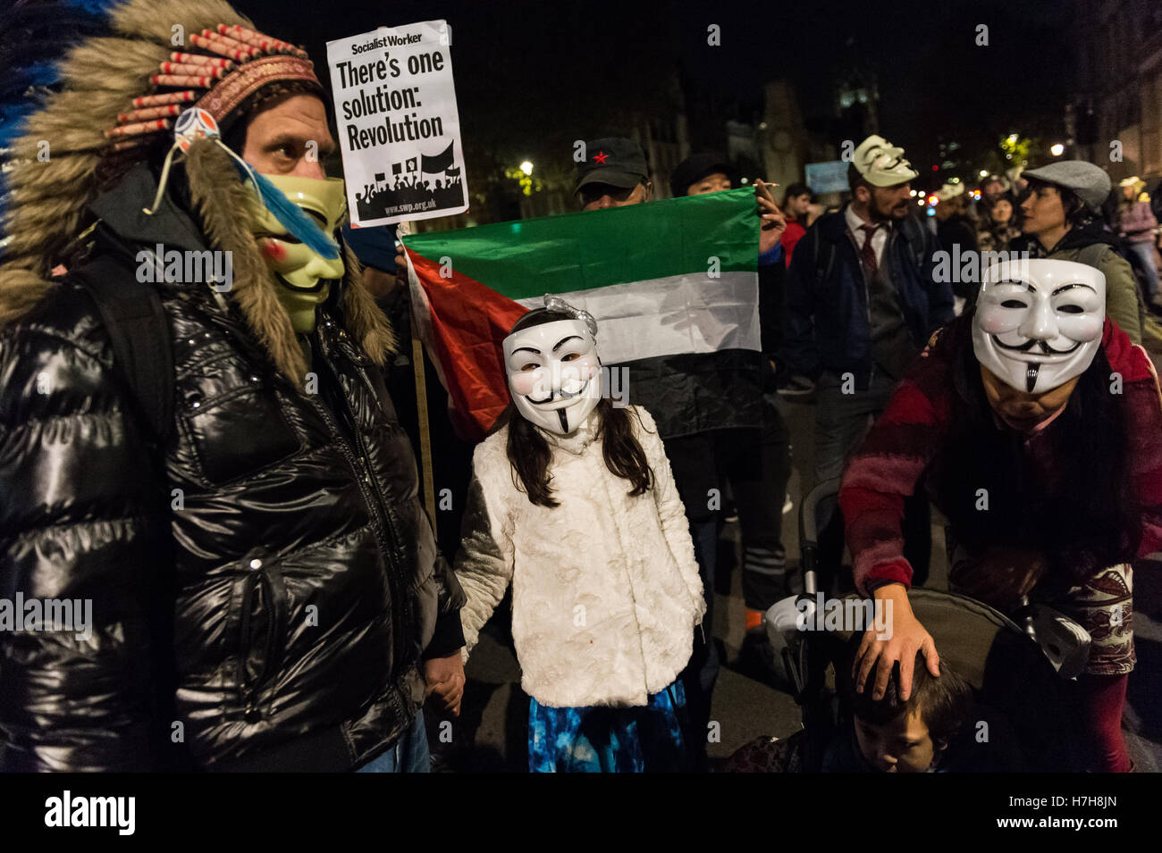 London, UK. 5. November 2016. Tausende von Demonstranten versammeln sich im Zentrum von London zur Teilnahme an der jährlichen "Million Mask März" organisiert seit 2011 von der anonymen britischen kollektiven. Die Veranstaltung ist Teil der globalen Anti-Establishment und antikapitalistischen Protest gegen Probleme wie Sparsamkeit, Verletzung der Menschenrechte, Überwachung, Politik und Wirtschaft. Guy Fawkes Maske, oft getragen von den AktivistInnen ist weltweit als Symbol für die Anonymous-Bewegung anerkannt. Wiktor Szymanowicz/Alamy Live-Nachrichten Stockfoto