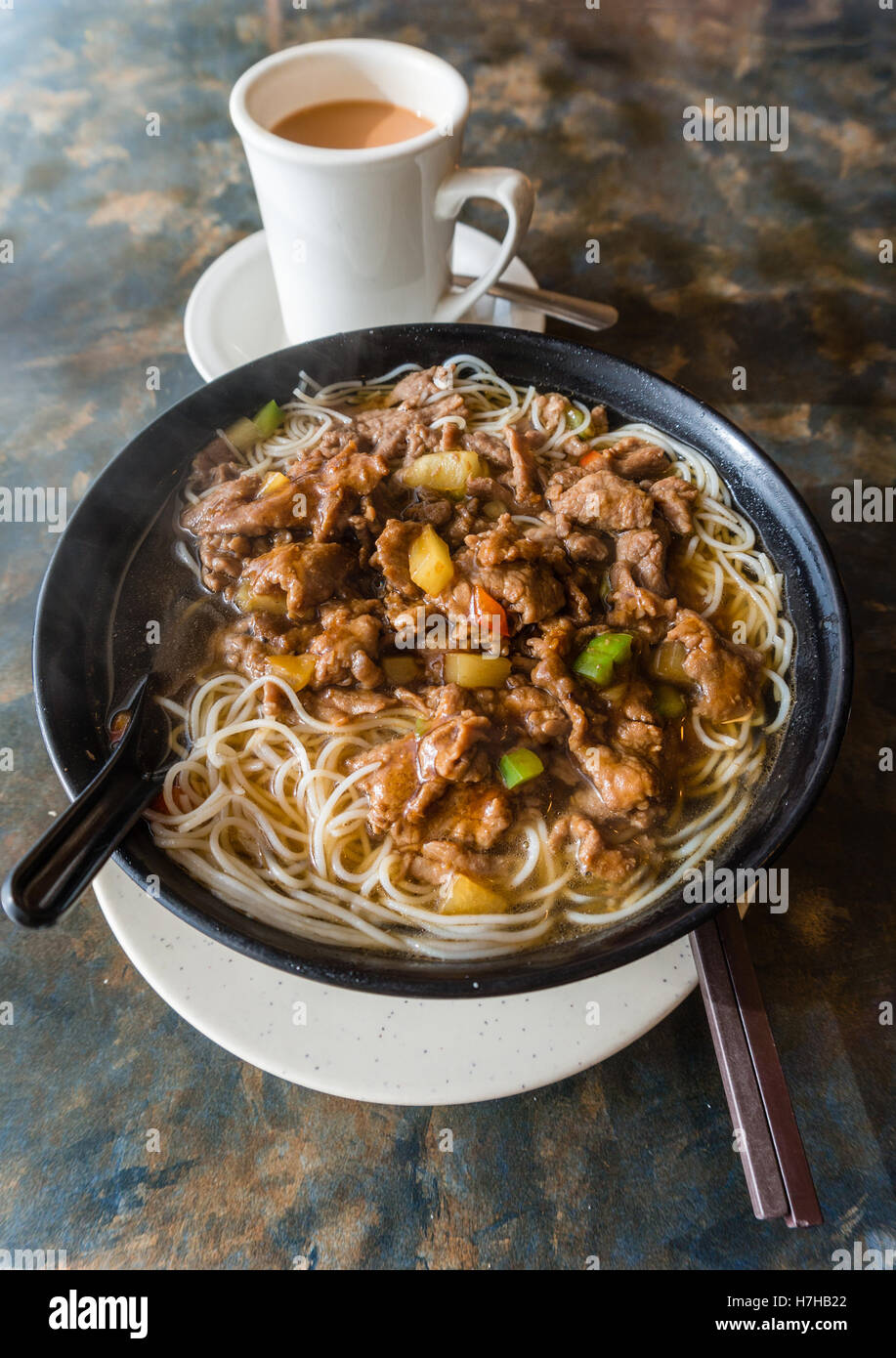 Satay Rindfleisch Suppennudeln ist in vielen Hong Kong Cafés vorgestellt. In der Regel mit Milchtee serviert, ein lokaler Favorit Frühstück. Stockfoto