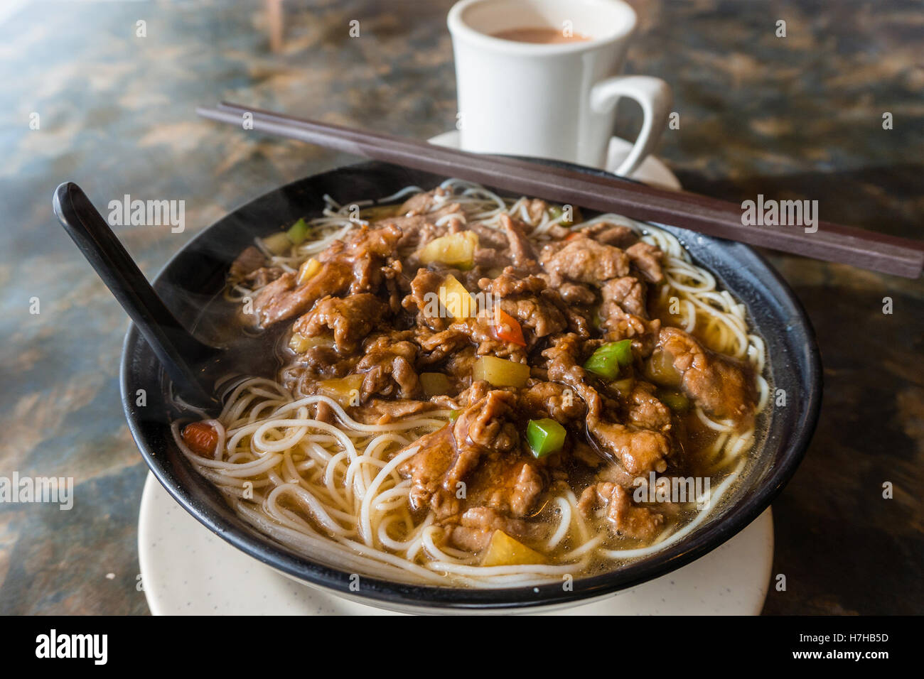 Satay Rindfleisch Suppennudeln ist in vielen Hong Kong Cafés vorgestellt. In der Regel mit Milchtee serviert, ein lokaler Favorit Frühstück. Stockfoto