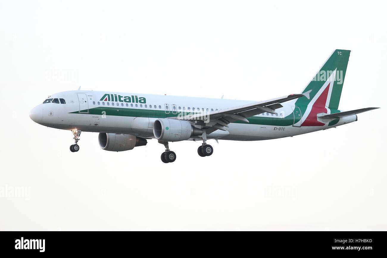 Alitalia Flugzeug startet vom Flughafen Heathrow als die Sonne untergeht. Stockfoto