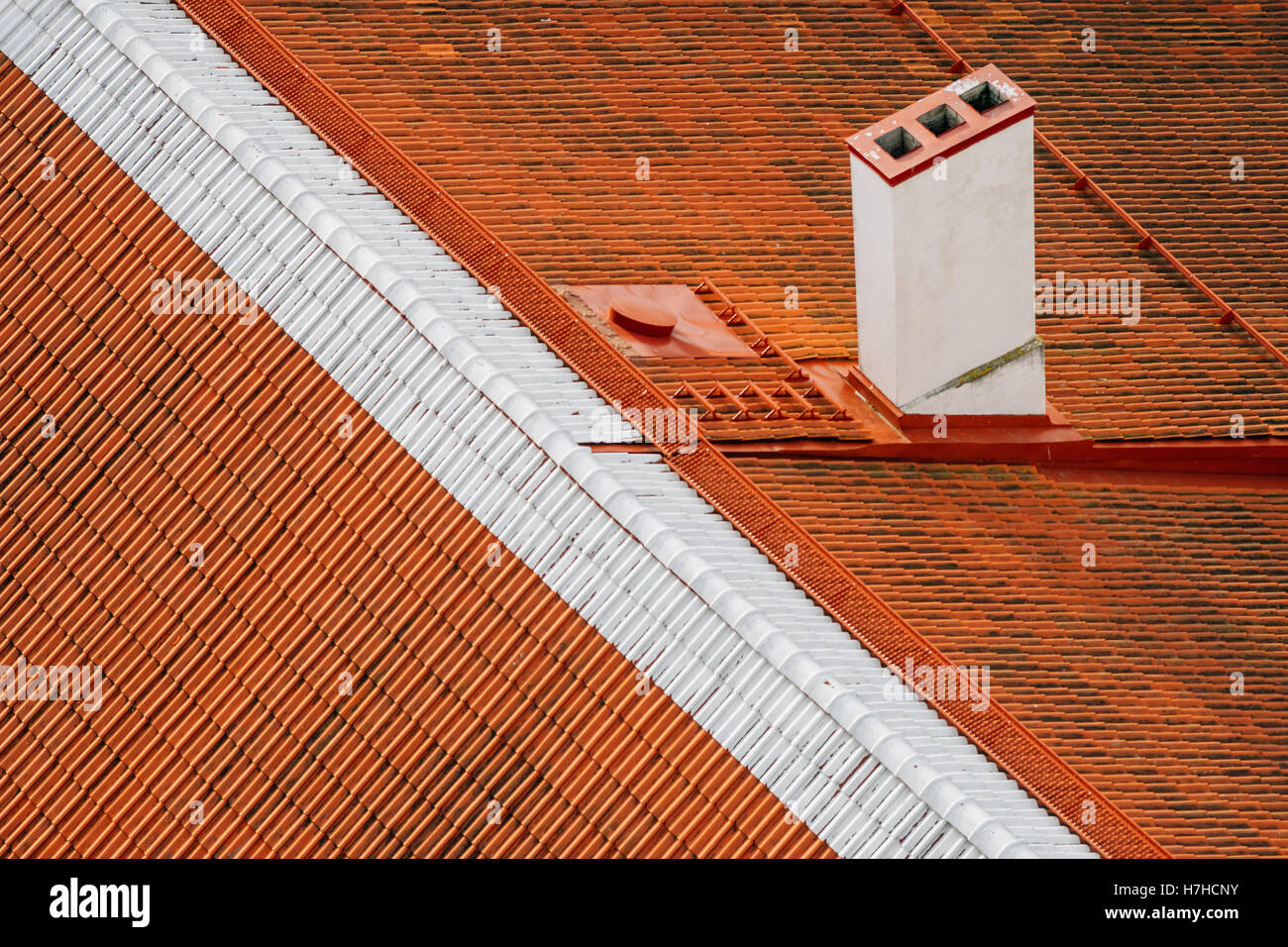 Alten Stil Orange gekachelt Dach und Schornstein Nahaufnahme von oben Ansicht Stockfoto