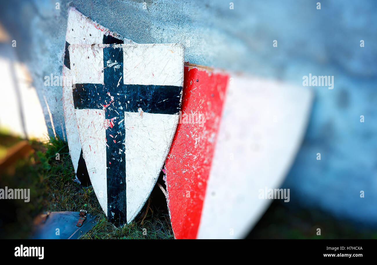 Satz von Mittelalter Stil Waffen, zwei Ritter Schilde. Stockfoto