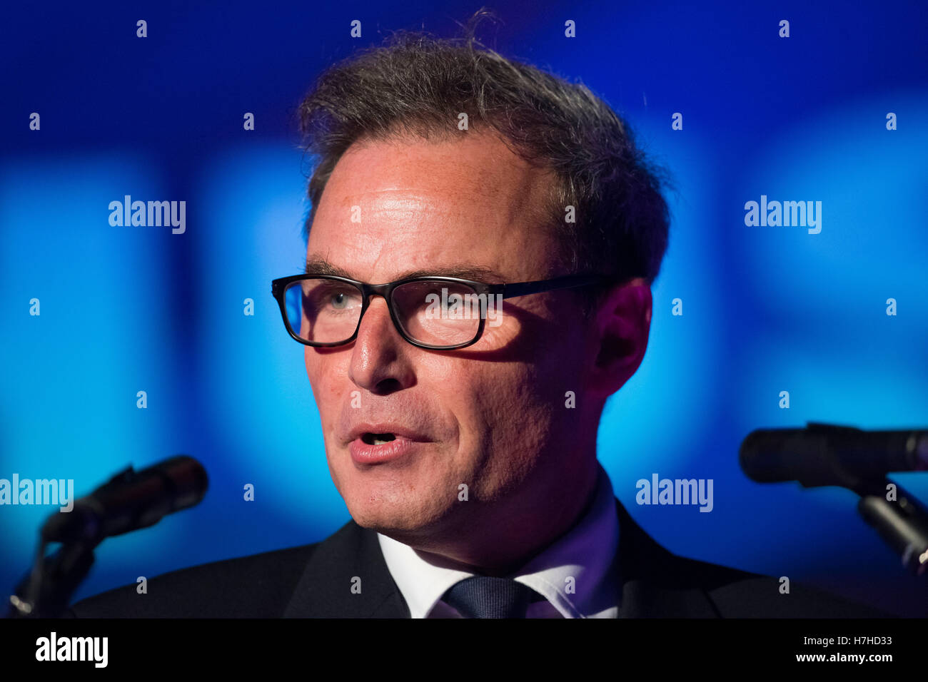 Peter Whittle UKIP (UK Independence Party) bedrängt Aussprache bei der Neon in Newport, South Wales, UK. Stockfoto