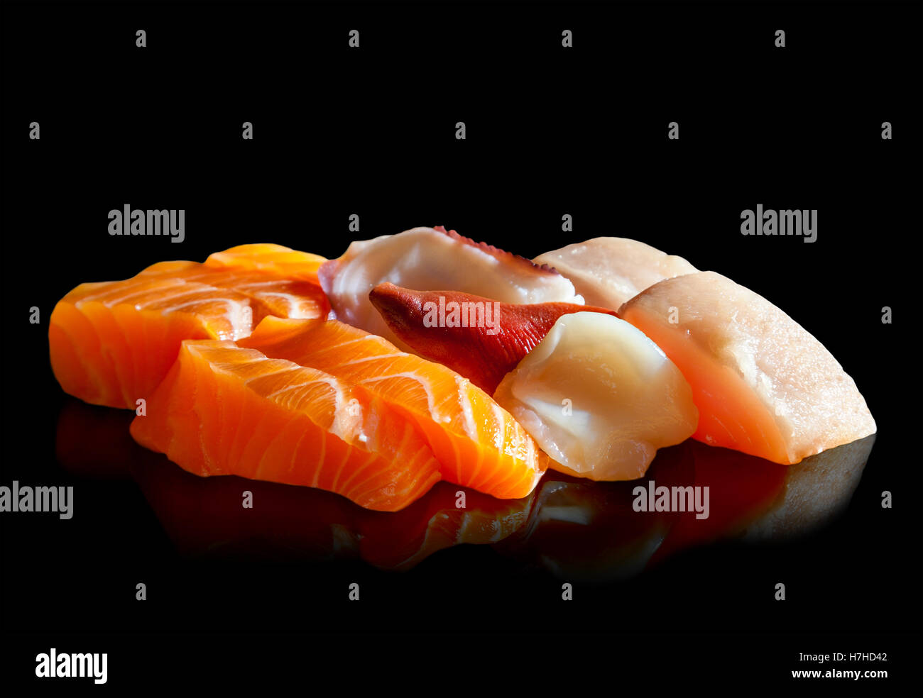 Rohe japanische Sashimi, bestehend aus Lachs, Tintenfisch, Thunfisch und Jakobsmuscheln Stockfoto