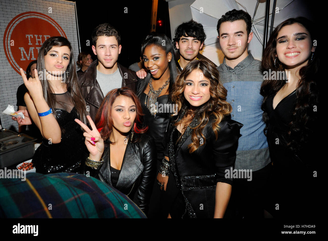 Nick Jonas, Joe Jonas und Kevin Jonas von den Jonas Brothers posieren mit Dinah Jane Hansen, Lauren Jauregui, Ally Brooke, Normani Hamilton und Camila Cabello von The X Factor besucht KIIS FM 2012 Jingle Ball im Nokia Theatre L.A. Live am 1. Dezember 2012 in Los Angeles, Kalifornien. Stockfoto