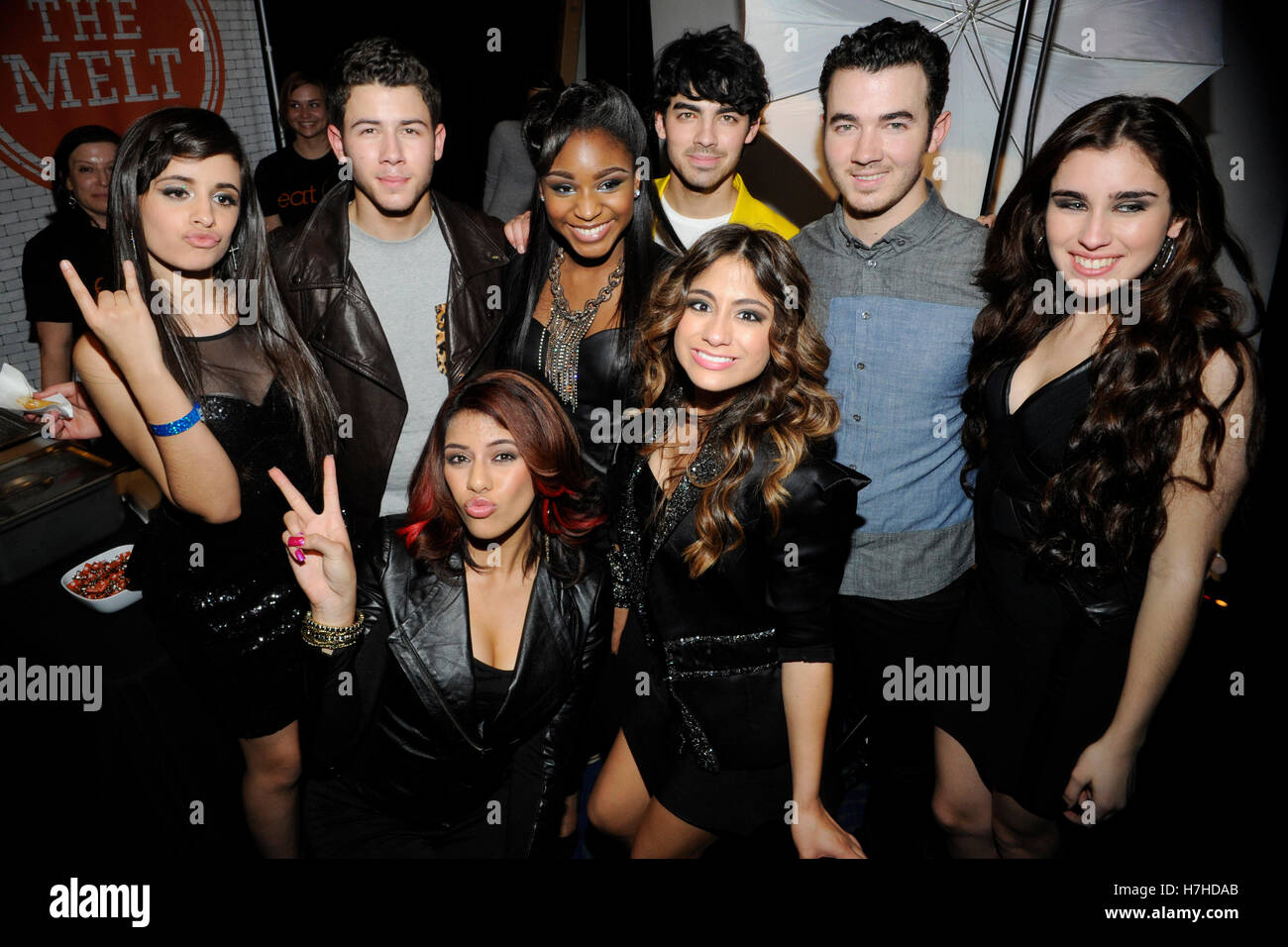 Nick Jonas, Joe Jonas und Kevin Jonas von den Jonas Brothers posieren mit Dinah Jane Hansen, Lauren Jauregui, Ally Brooke, Normani Hamilton und Camila Cabello von The X Factor besucht KIIS FM 2012 Jingle Ball im Nokia Theatre L.A. Live am 1. Dezember 2012 ich Stockfoto