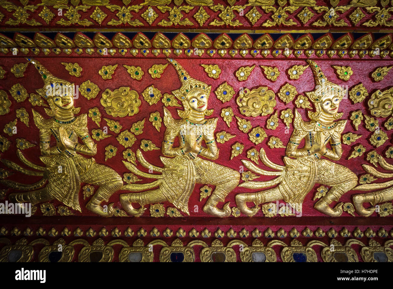 Detaillierten gemalte Kunstwerke im buddhistischen Tempel Wat Suan Dok in Chiang Mai, Nordthailand. Stockfoto