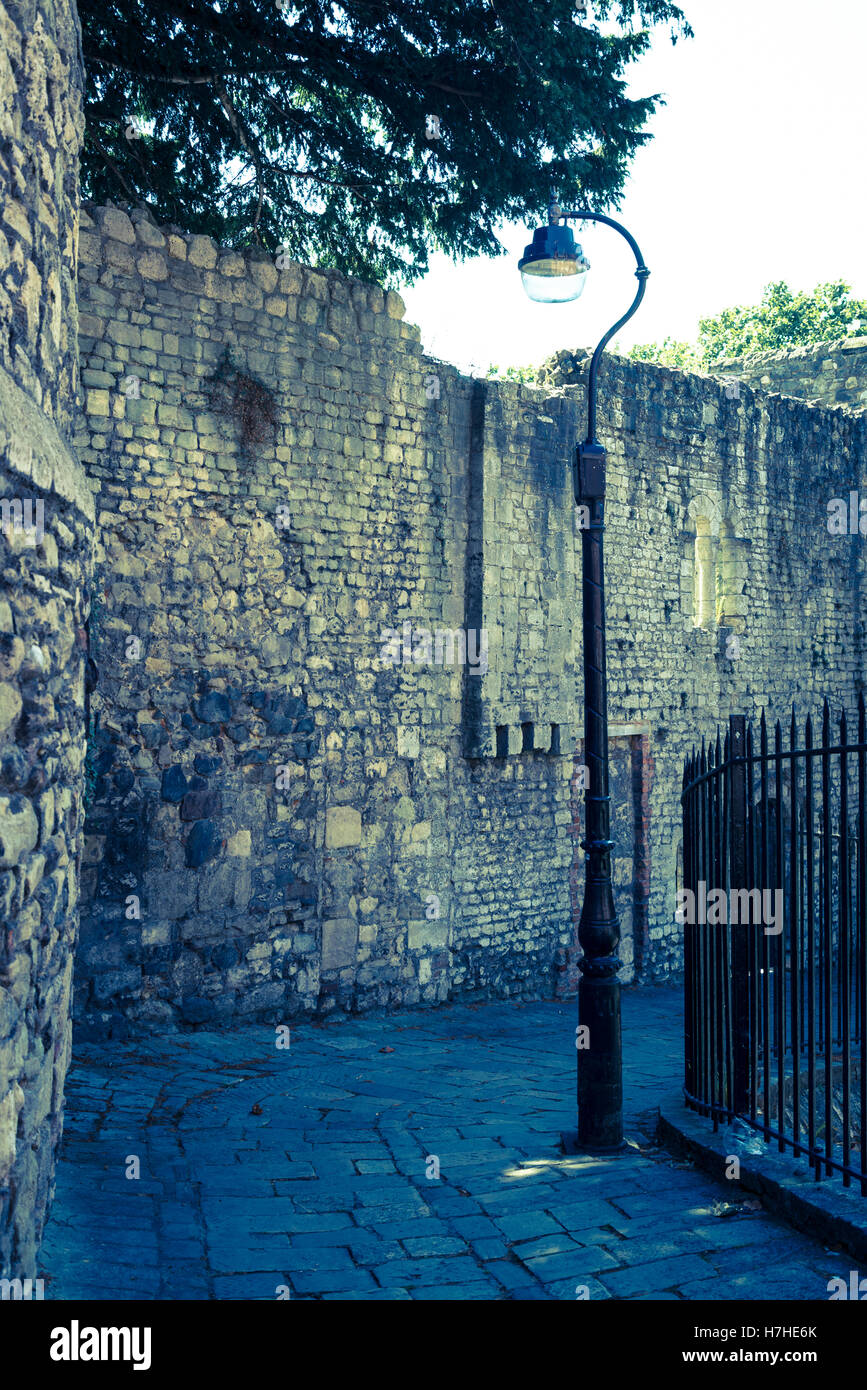 Straßenlaterne und mittelalterlichen Stadtmauer, Southampton, Hampshire, England, UK Stockfoto