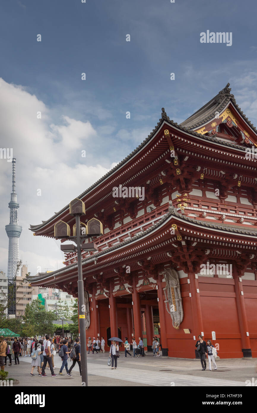 Hozomon Tor am Senso-Ji Tempel mit Skytree Turm. Stockfoto