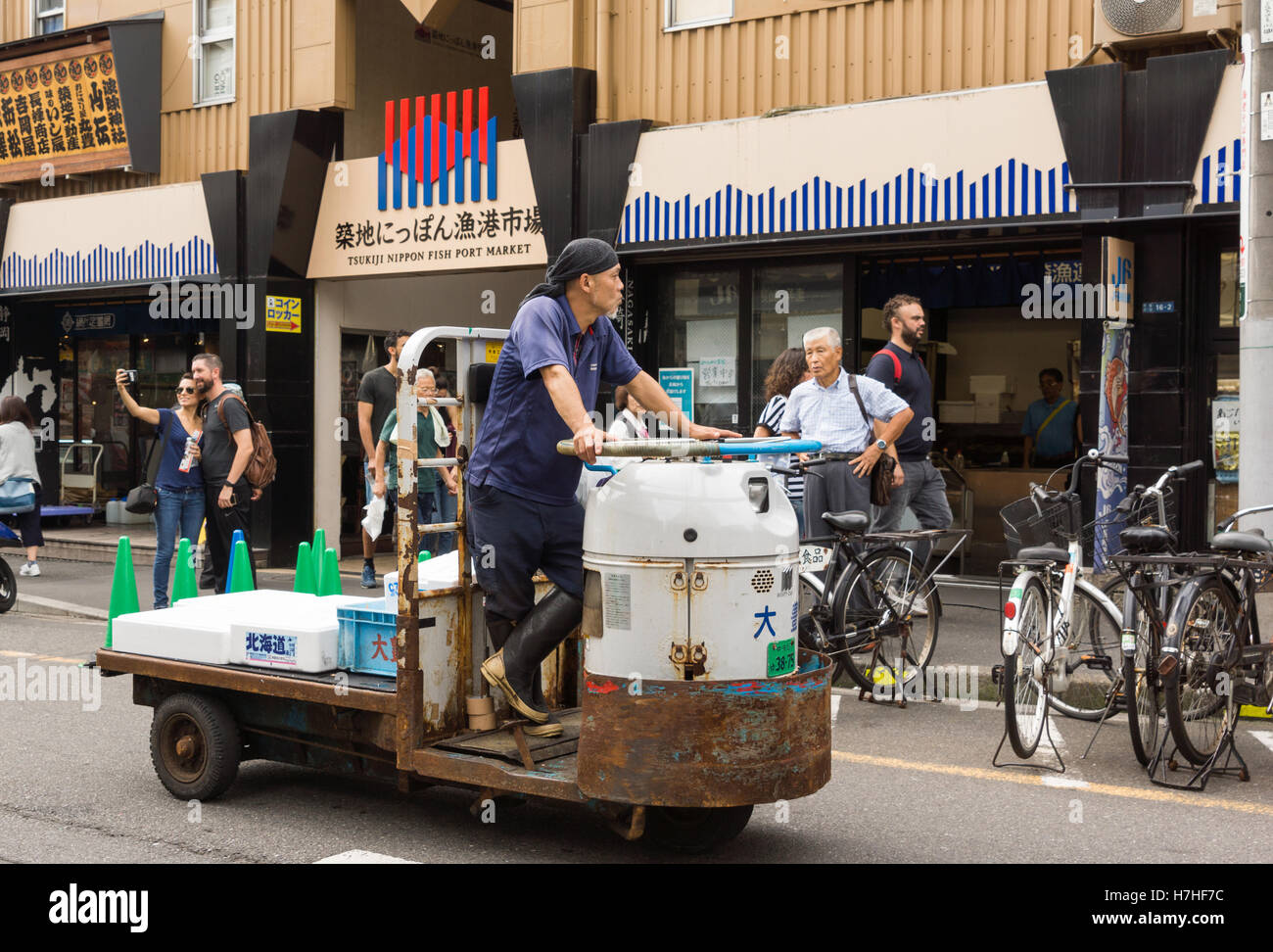 Transportfahrzeug am Tsukiji-Fischmarkt in Tokio. Stockfoto