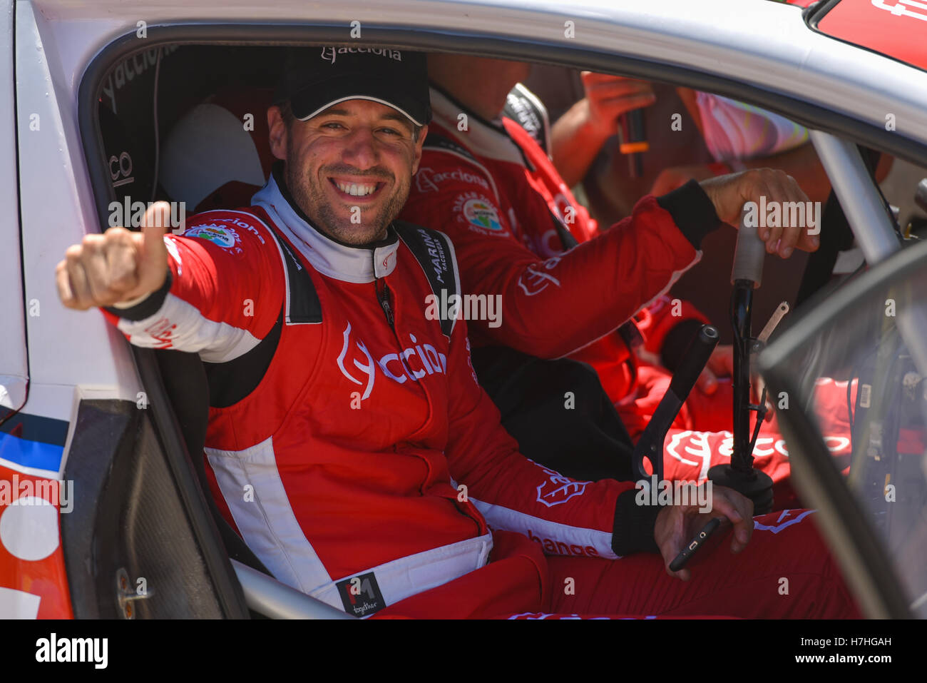 Co-Pilot Gaston Daniel Scazzuso besitzen um ein Bild in der symbolischen Start der Dakar Rallye 2016 in Buenos Aires, Argentinien. Stockfoto