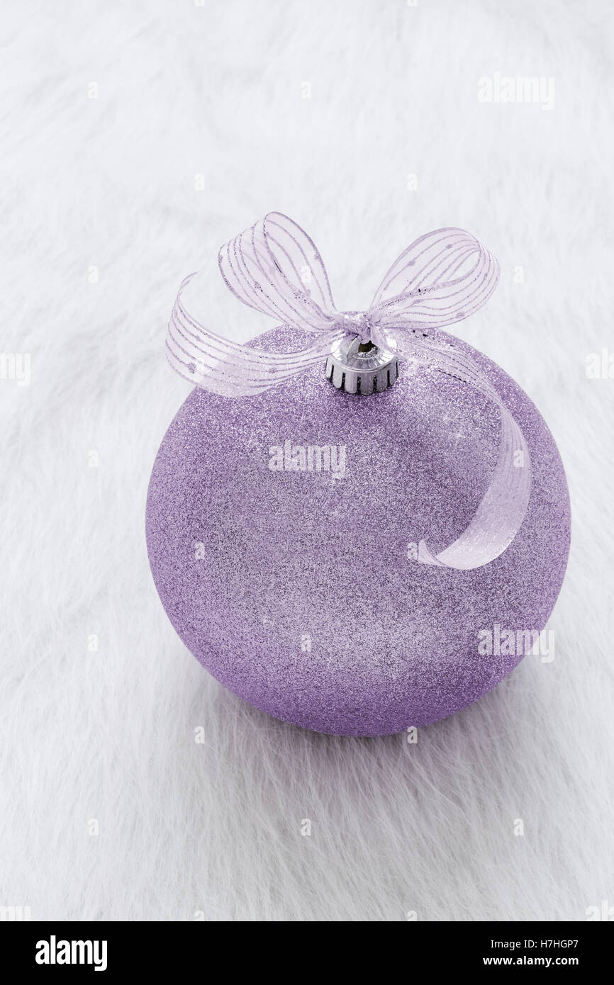 Eine schöne, ausgefallene, perfekt, funkelnd, glänzend, lila Glitzer Christbaumschmuck auf vertikalen weißen Hintergrund Stockfoto