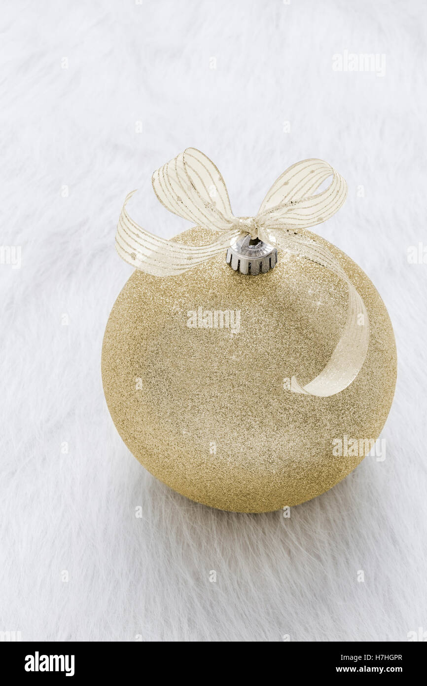 Eine schöne, ausgefallene, perfekt, funkelnd, glänzend, Gold glitter Christmas Ornament auf vertikalen weißen Hintergrund Stockfoto