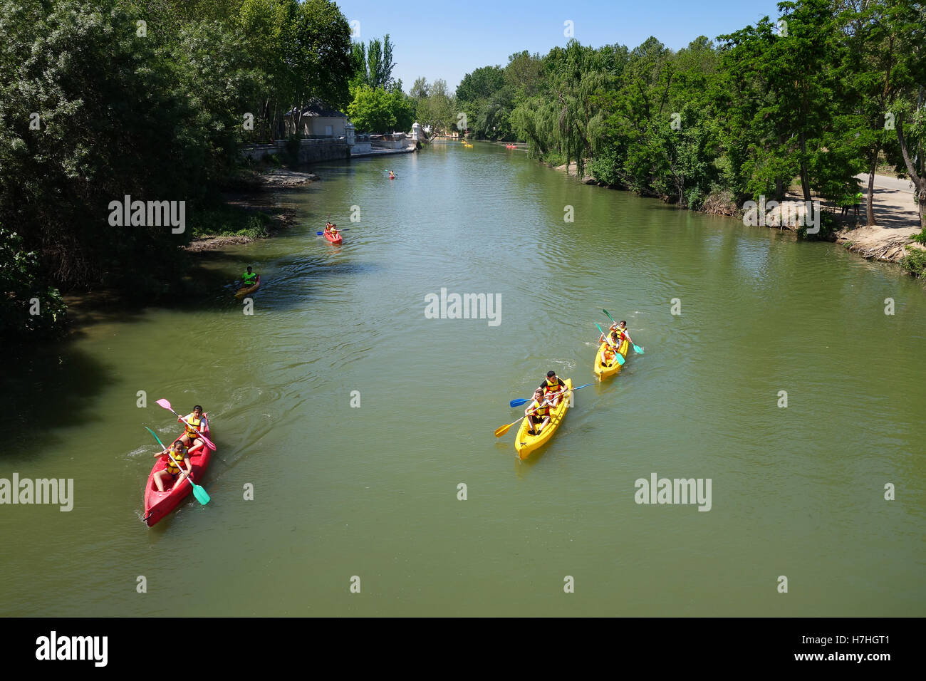Kajakfahrer am Fluss Tajo in La Isla Garten Aranjuez Spanien Stockfoto