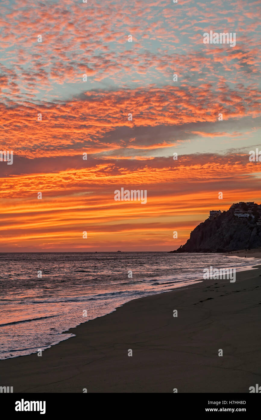 Orange Wolken, Silhouette der felsigen Steilküste und Strand, Solmar Strand, Cabo San Lucas, Baja California Sur, Mexiko Stockfoto