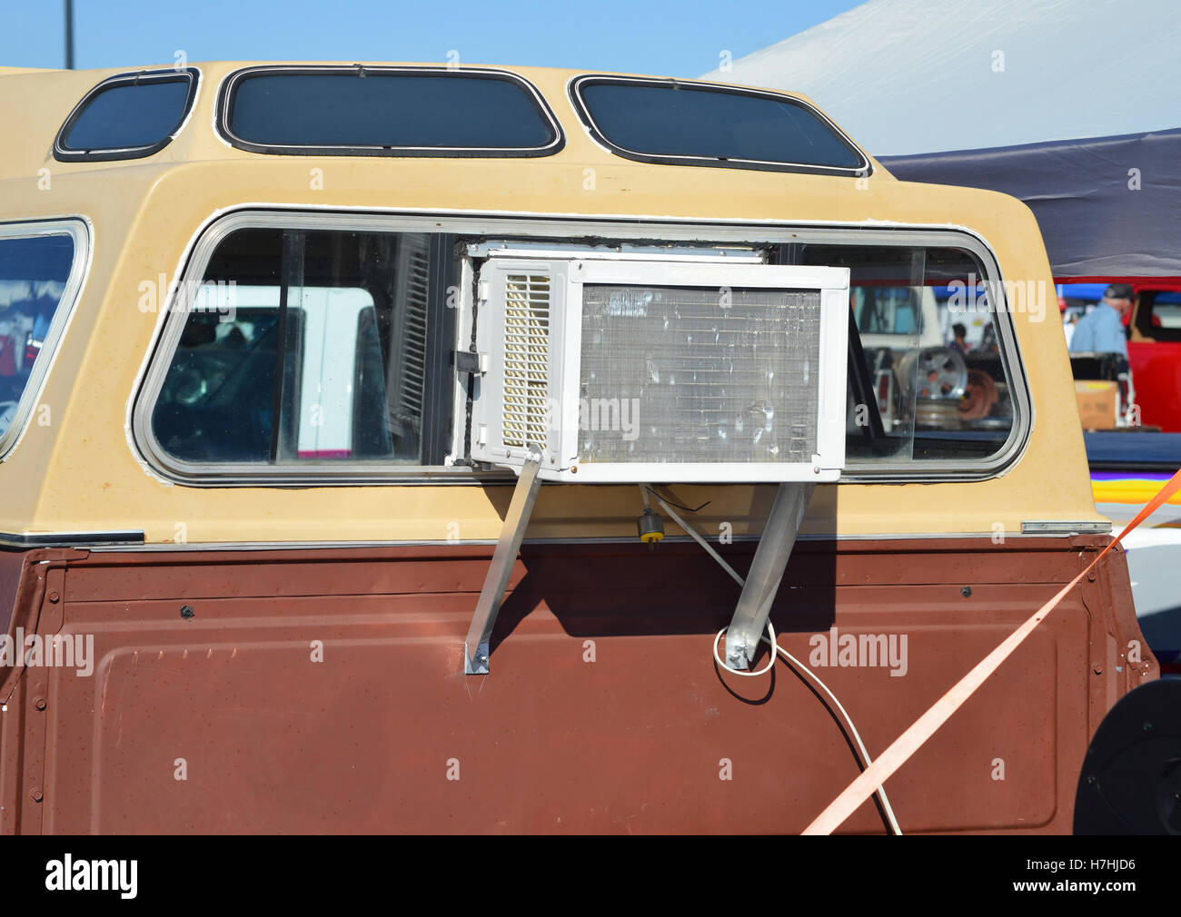 Fenster-Klimaanlage auf der Rückseite ein Wohnmobil Pickup-Truck, Stockfoto