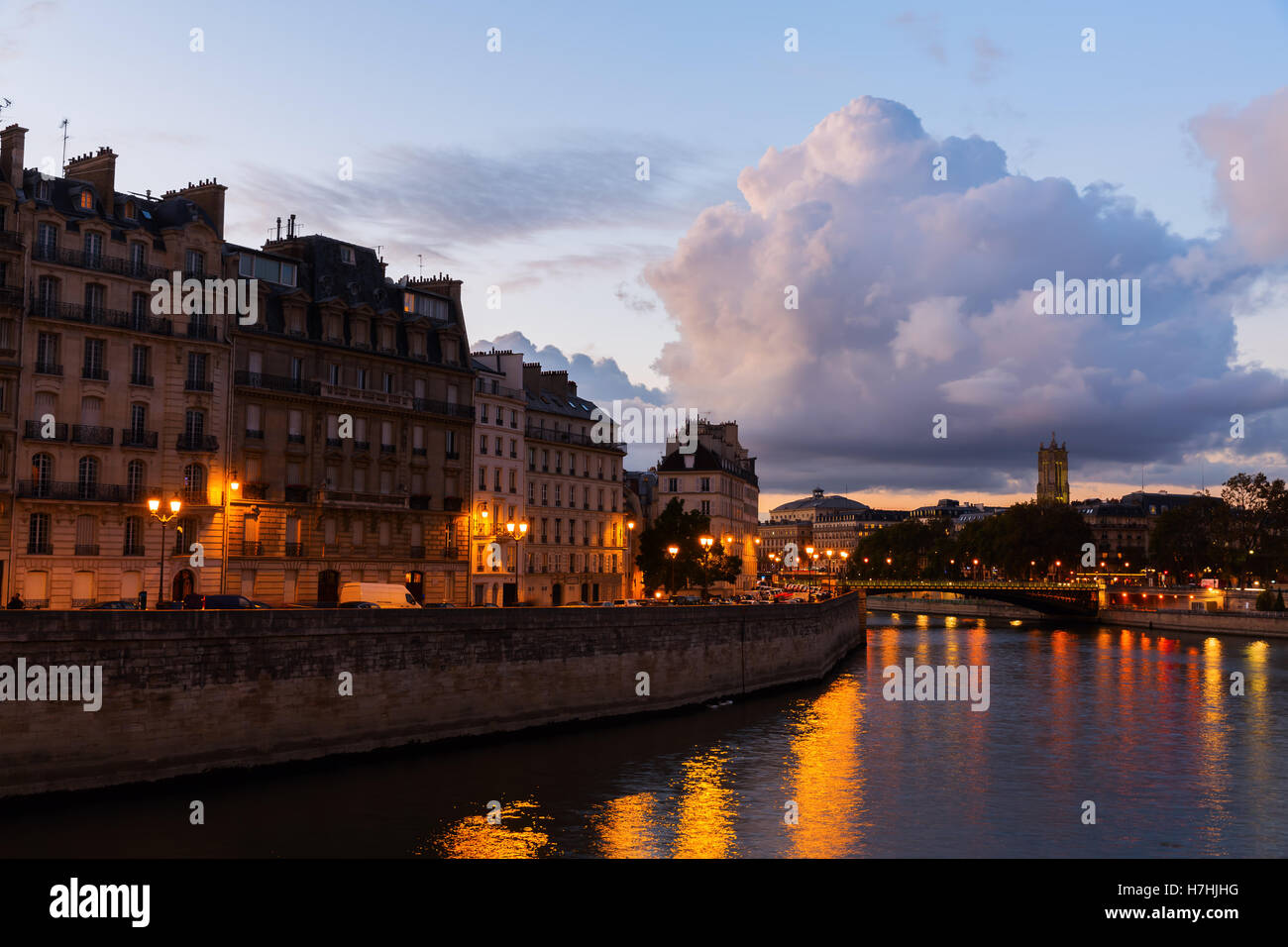 Blick auf den Fluss Seine in Paris auf der Île De La Cité in der Abenddämmerung Stockfoto