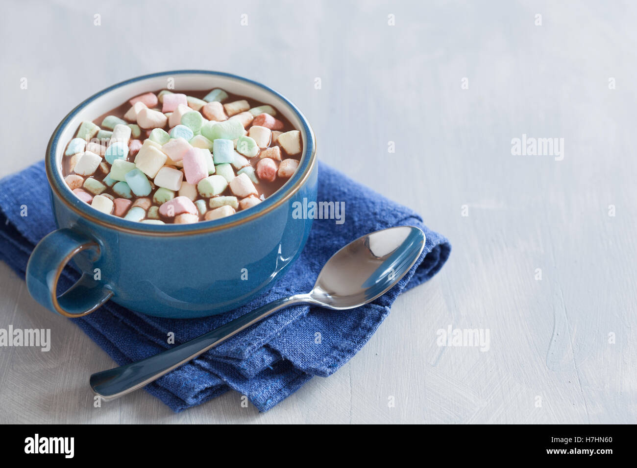 heiße Schokolade mit Mini Marshmallows Erwärmung trinken Stockfoto