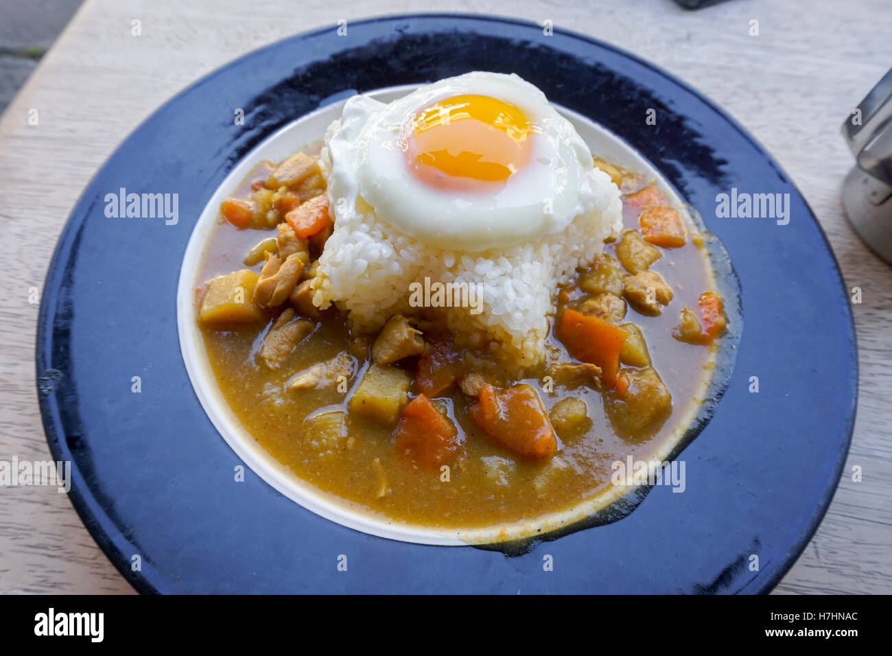 Indisches Essen: Rindfleisch mit Spiegelei auf den Reis in die Schüssel. horizontale Ansicht von oben. Stockfoto