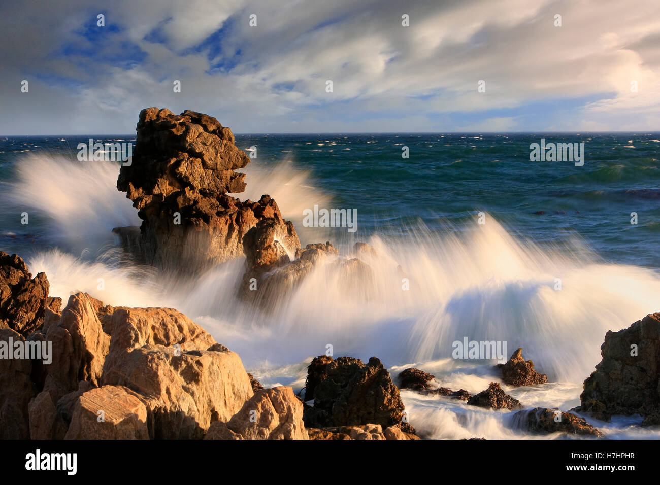 Brandung, Gischt spritzt auf Felsen, Meer, Wellen, Vermont, Südafrika Stockfoto