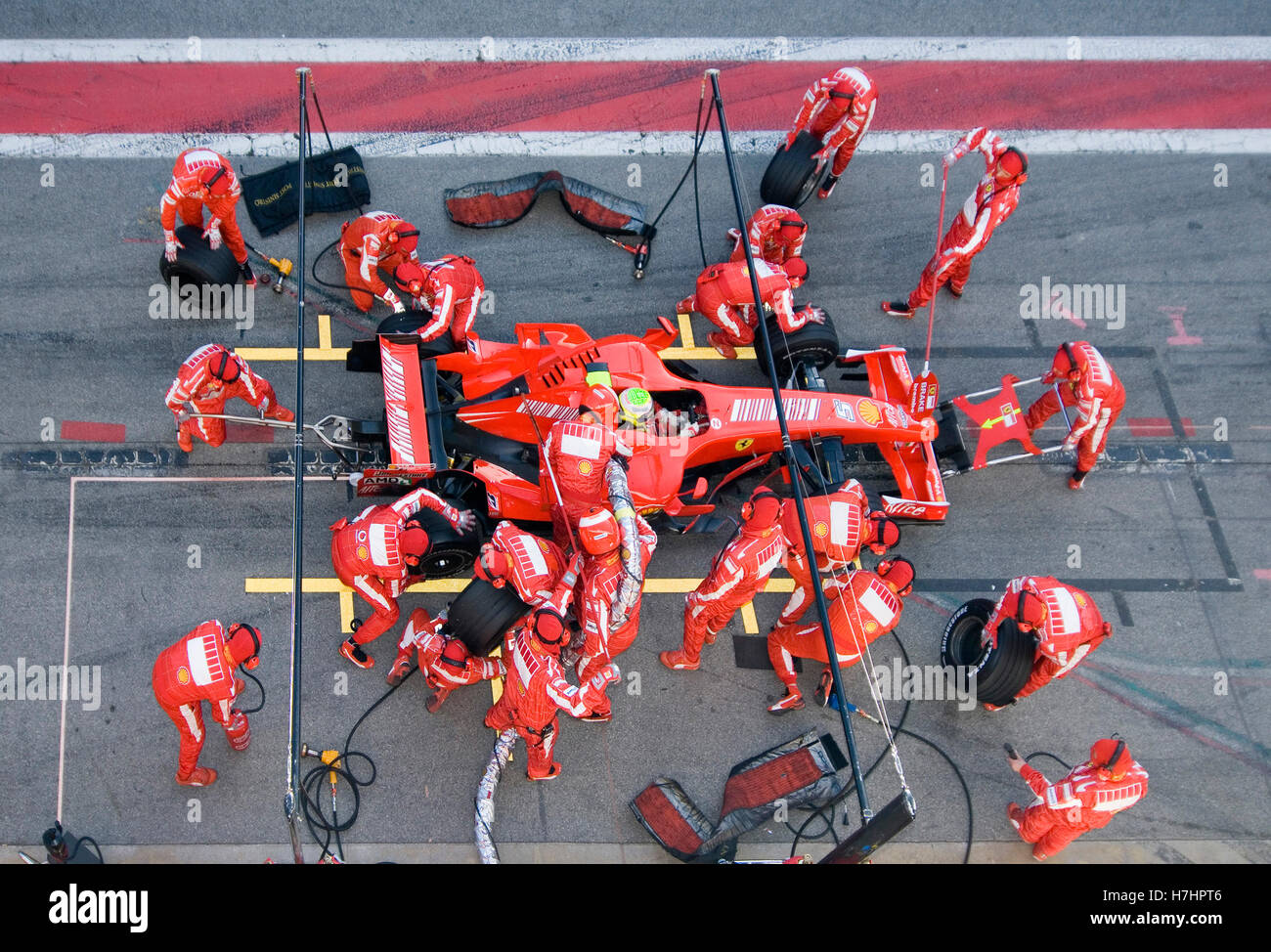 Boxenstopp für Felipe Massa aus dem Ferrari-Team, Brasilien, in seinem Ferrari F2007 auf dem Circuit de Catalunya in der Nähe von Barcelona, Spanien Stockfoto