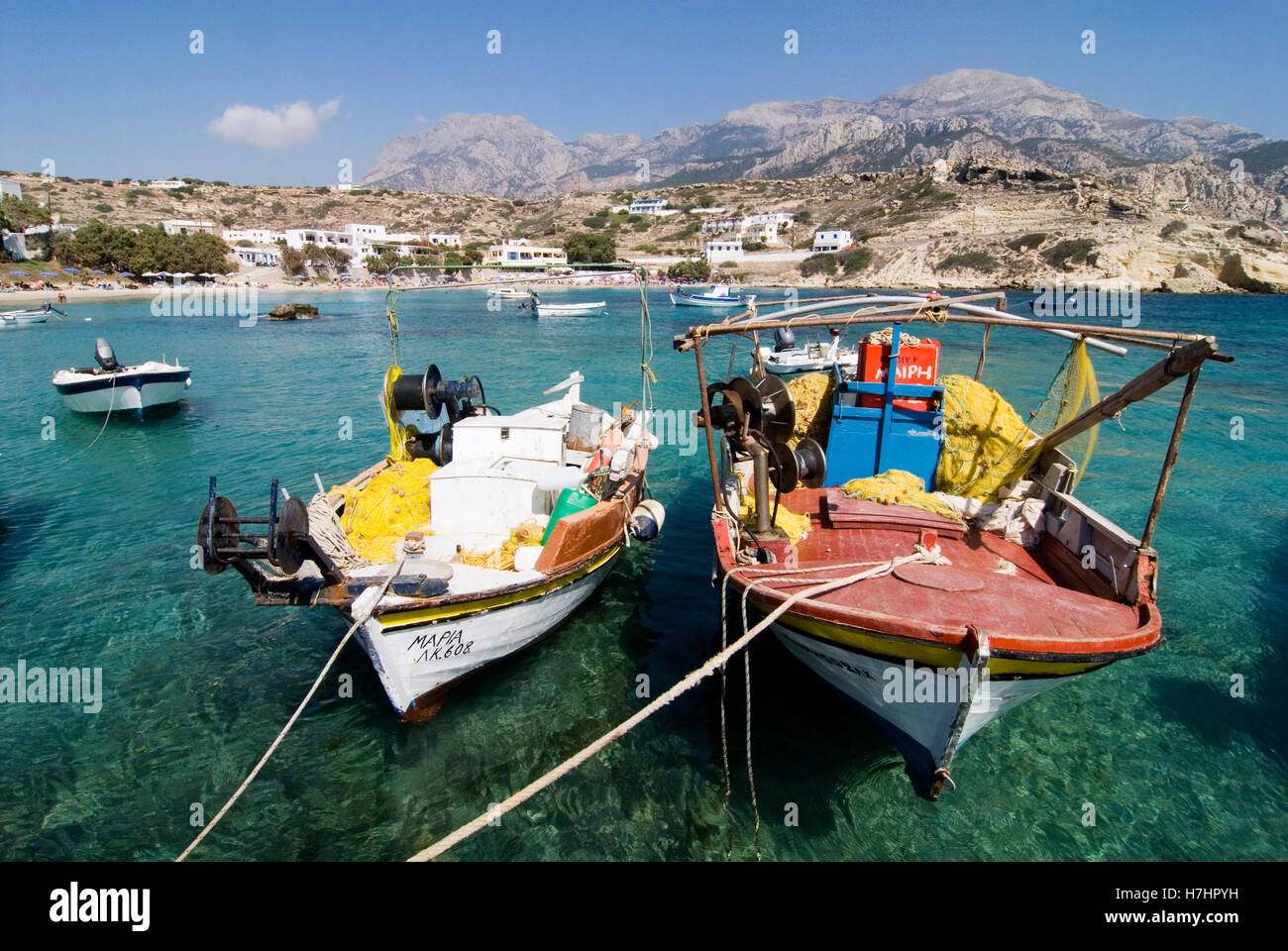 Angelboote/Fischerboote in der Bucht von Lefkos auf der griechischen Insel Karpathos, Griechenland, Europa Stockfoto