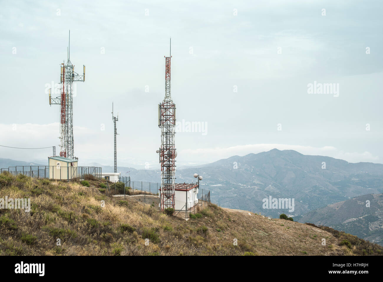 Telekommunikation (GSM) Türme mit TV-Antennen auf dem Berg Stockfoto