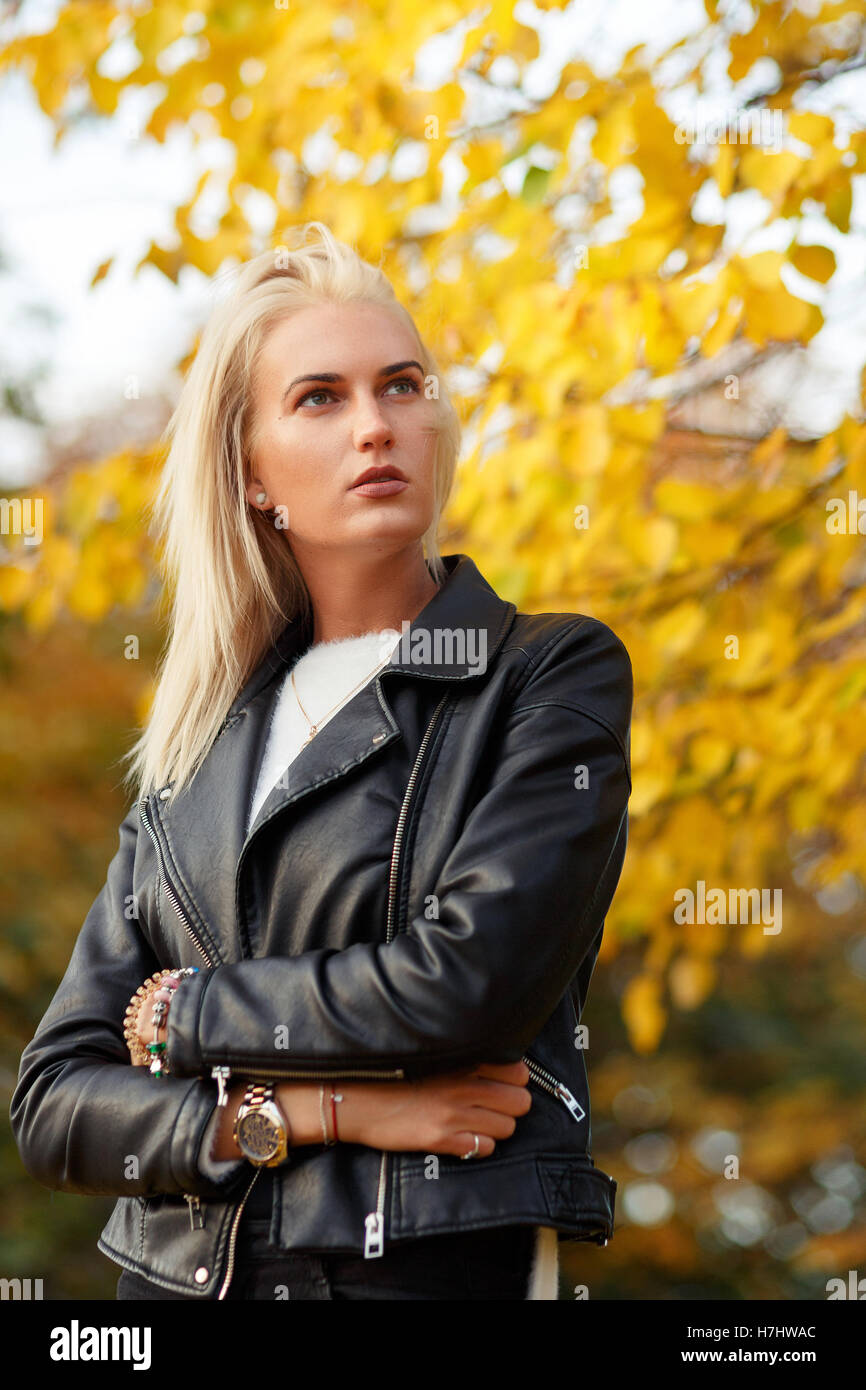 Modischen Look der jungen blonden Frau in schwarzer Lederjacke  Stockfotografie - Alamy