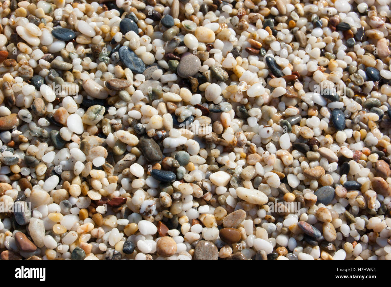 Gruppe von bunten Meer glatten Steinen farbigen Hintergrund bilden. Nasse Kieselsteine Stockfoto