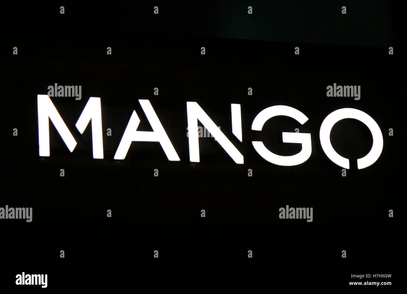 Das Logo der Marke 'Mango', Berlin. Stockfoto