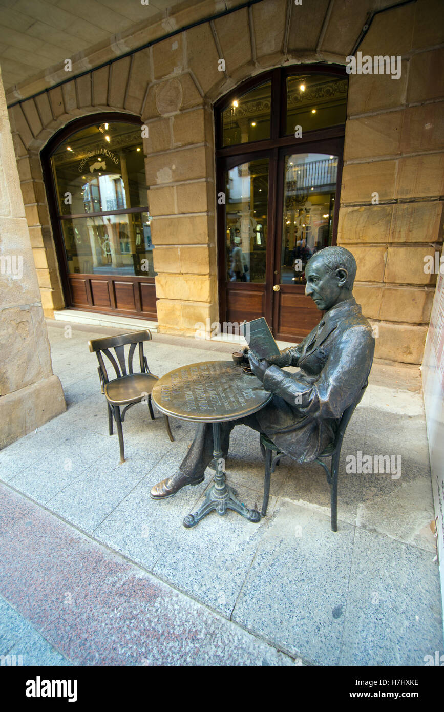 SORIA, Spanien – 2. November 2016: Skulptur des Schriftstellers Gerardo Diego in der Mitte der Stadt Soria Stockfoto