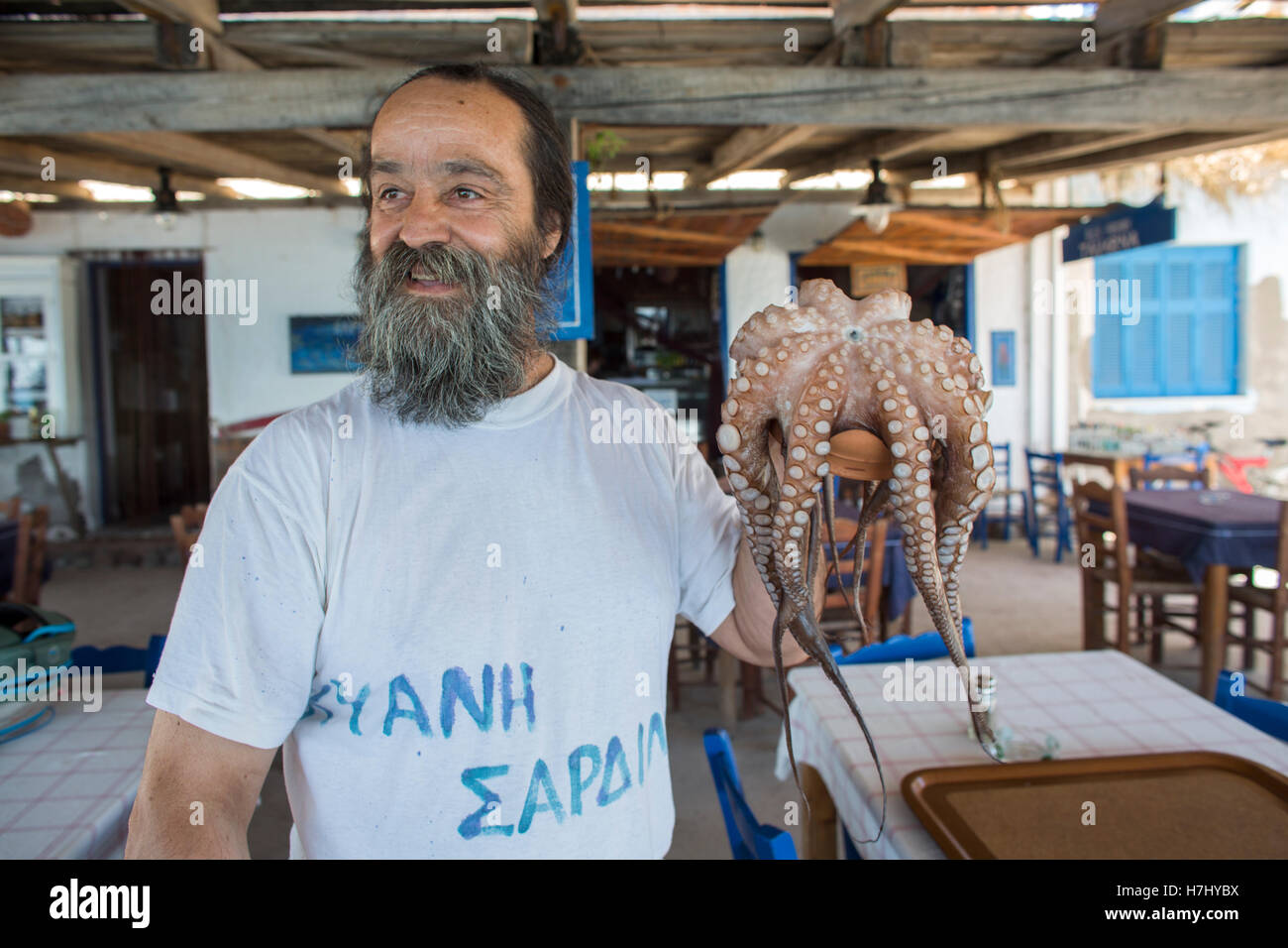 Tintenfisch auf der Speisekarte in Griechenland Stockfoto