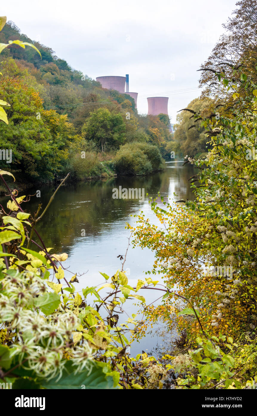 The River Severn in Ironbridge, Shropshire, Großbritannien auf ein Herbstnachmittag blickte. Stockfoto