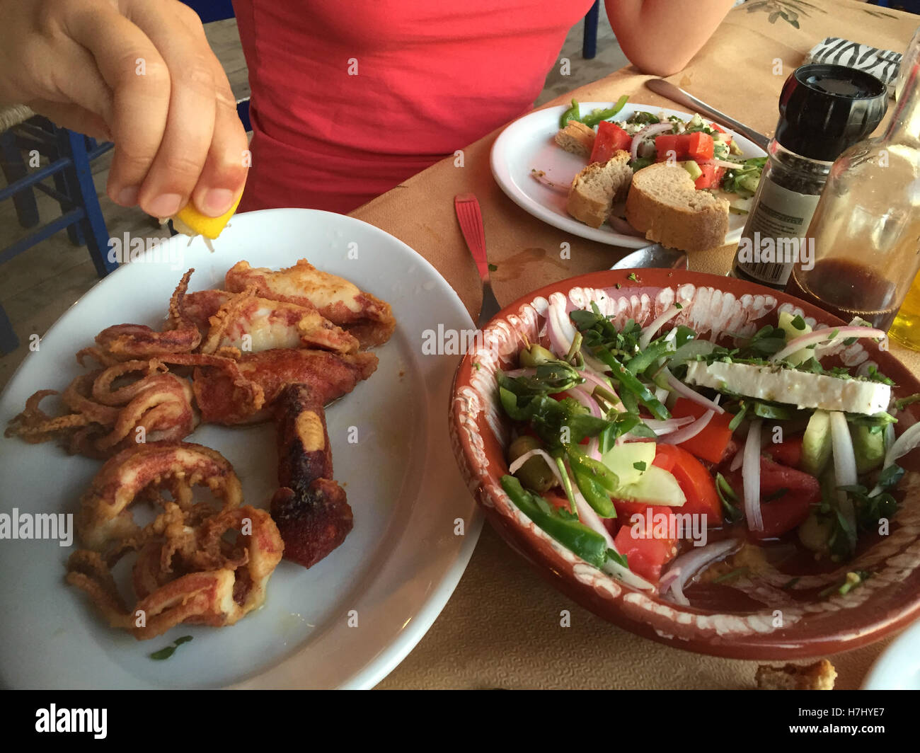 Tintenfisch auf der Speisekarte in Griechenland Stockfoto