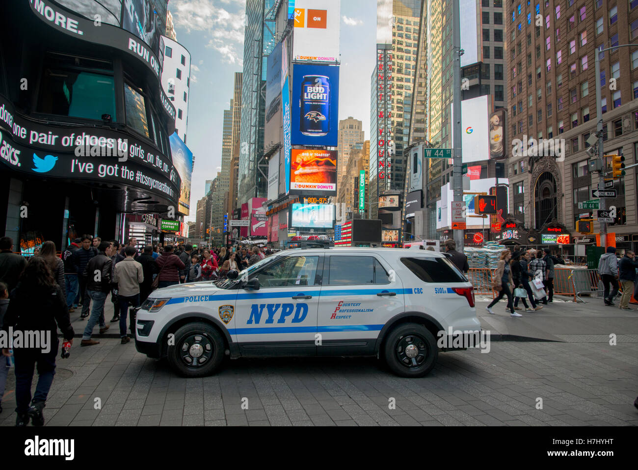 Times Square, New York City Police Interceptor SUV unter den Touristen
