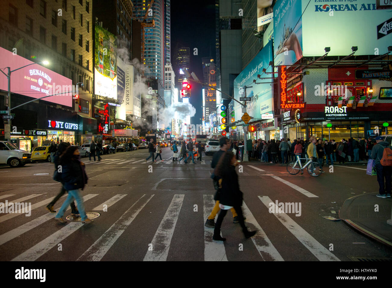 Übernachtung in Times Square in New York City, 7th Ave überqueren zu Fuß Stockfoto
