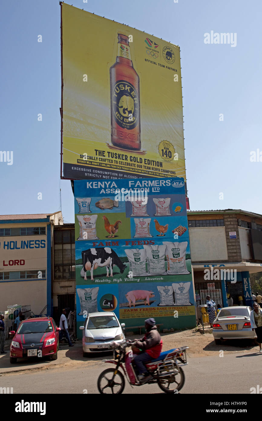 Große Werbetafeln in main Street und Gebäuden Nanyuki Kenia Stockfoto