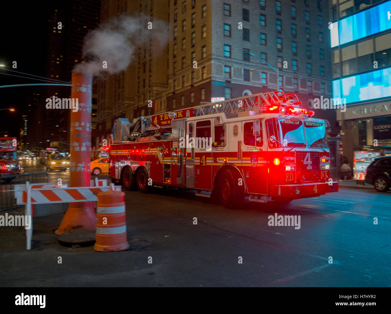 New York-Feuerwehrauto rast vorbei ein Dampfventil an der 7th Avenue Stockfoto