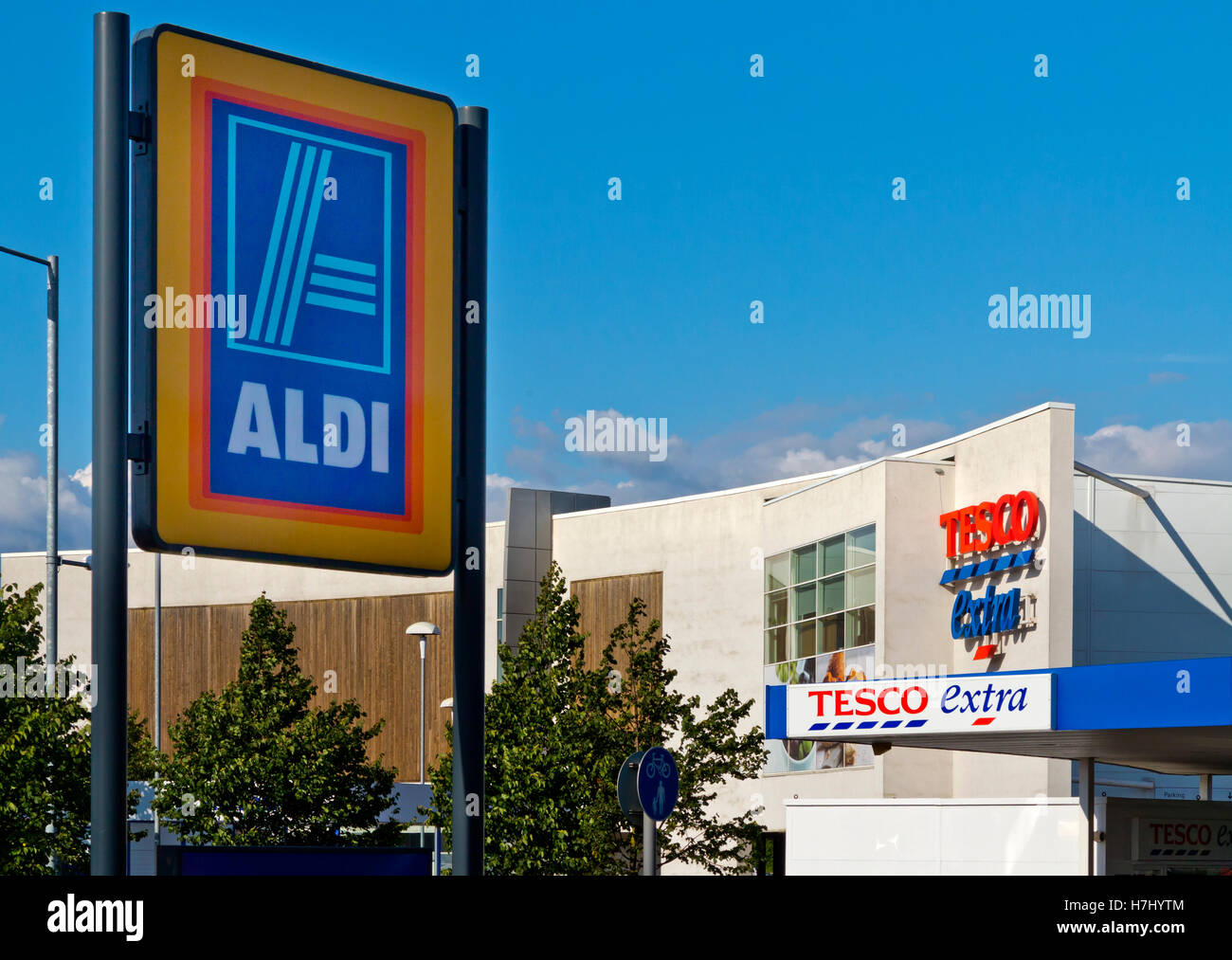 Aldi Supermarkt Schild mit Tesco Extra-Verbrauchermarkt im Hintergrund im Nordosten Chesterfield Derbyshire England UK Stockfoto