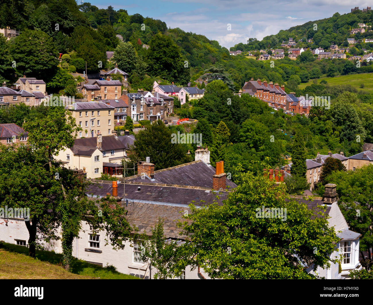Sommer-Blick über Matlock Bath und Starkholmes im Peak District Derbyshire Dales England UK Stockfoto