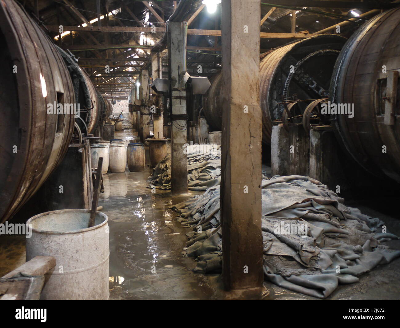 Innenansicht einer Gerberei in Bezirk von Hazaribagh, Dhaka, Bangladesch, wo Haut werden gewaschen, Leder zu produzieren Stockfoto