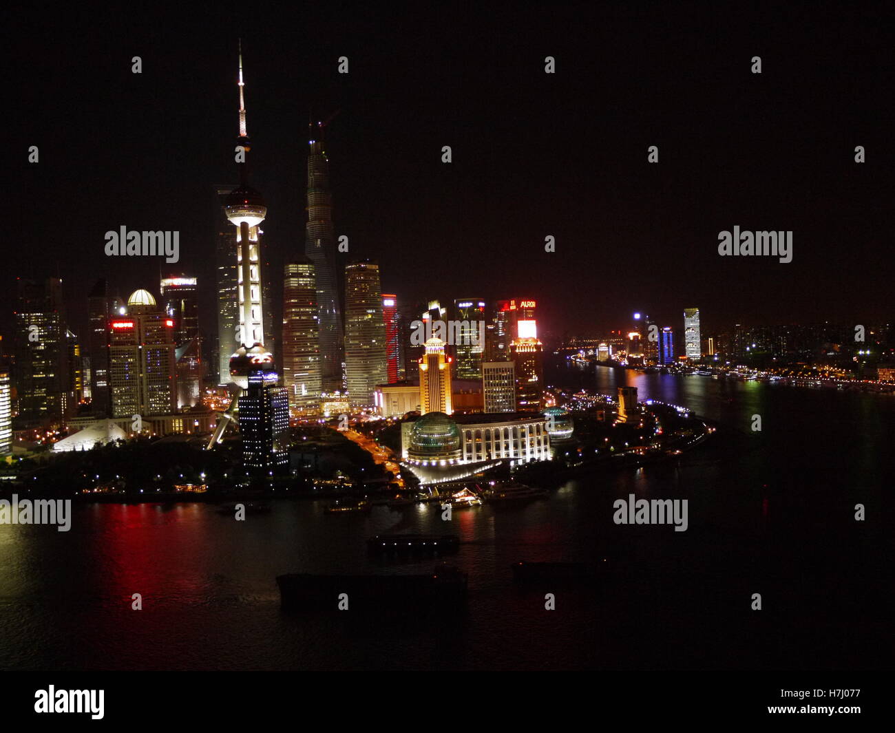 Pudong-Bereich im Zentrum von Shanghai bei Nacht mit Huangpu-Fluss und moderne Wolkenkratzer am Wasser Stockfoto