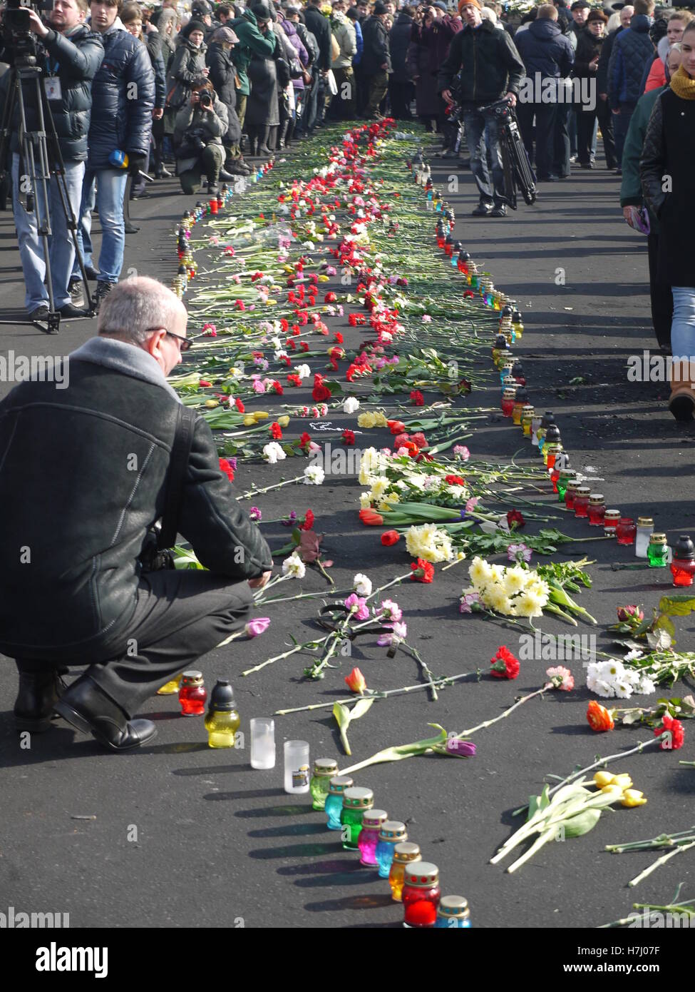 In Kiew Innenstadt zollen Völker Tribut Opfer der Revolution mit Blumen, ein paar Tage nach Fall der Janukowitsch Stockfoto
