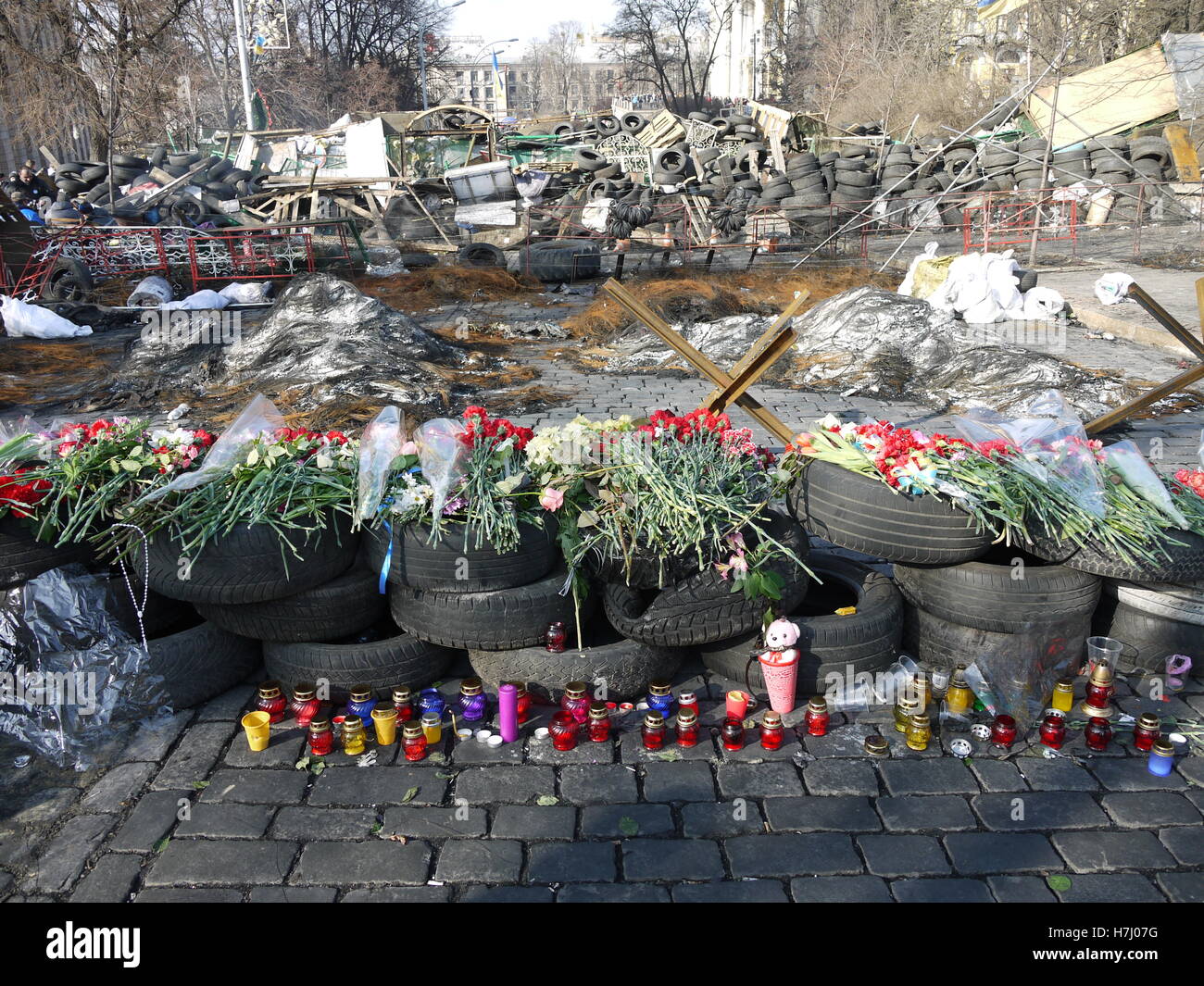 In Kiew Innenstadt Blumen unter Barrikaden von Reifen Tribut zollen Opfer der Revolution, ein paar Tage nach Fall der Janukowitsch Stockfoto