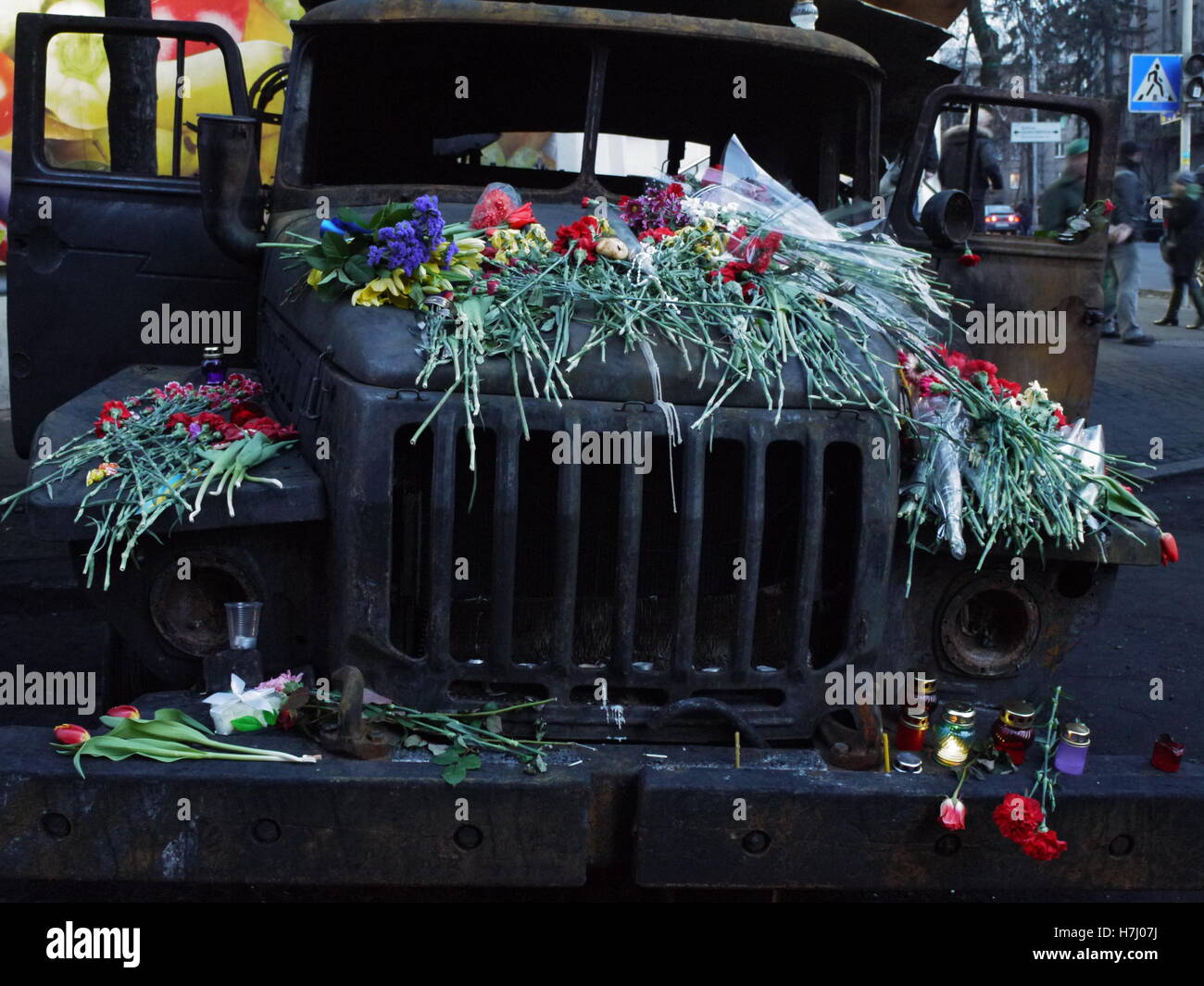 In Kiew Innenstadt Blumen auf einem verbrannten LKW Tribut zollen Opfer der Revolution, ein paar Tage nach Fall der Janukowitsch Stockfoto